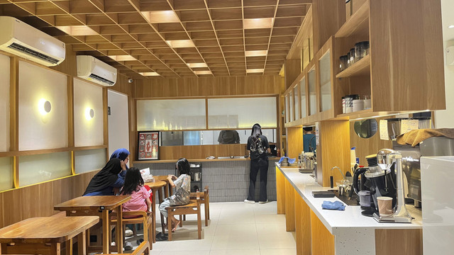 Suasana Saka Coffee Kalisari, Pasar Rebo, Jakarta Timur, salah satu kafe di Jakarta yang memutar musik tanpa hak cipta, Rabu (30/7/2025). Foto: Nasywa Athifah/kumparan