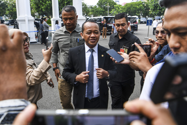 Menteri ESDM Bahlil Lahadalia bersiap mengikuti rapat terbatas yang dipimpin Presiden Prabowo Subianto di Istana Kepresidenan, Jakarta, Selasa (22/7/2025). Foto: Galih Pradipta/ANTARA FOTO