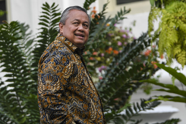 Gubernur Bank Indonesia Perry Warjiyo berjalan untuk mengikuti rapat terbatas dengan Presiden Prabowo Subianto di Istana Merdeka, Jakarta, Rabu (30/7/2025). Foto: Muhammad Adimaja/ANTARA FOTO