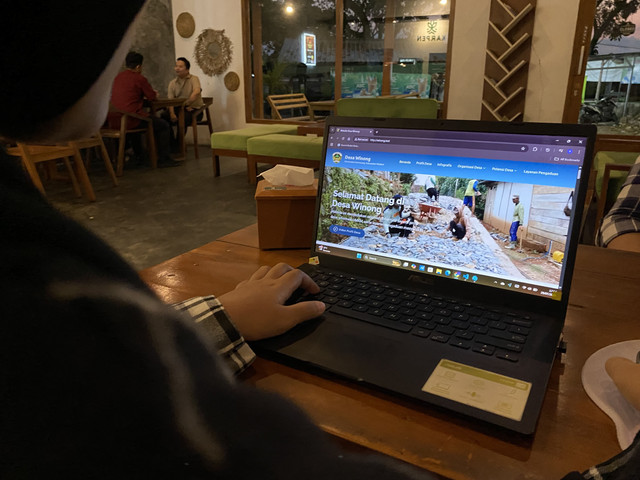 Proses Pengerjaan Program Kerja SIDARA (Sistem Informasi Desa dan Warga) oleh Mahasiswa BBK 6 Universitas Airlangga (Sumber : Dokumentasi KKN BBK 6 UNAIR - Desa Winong)