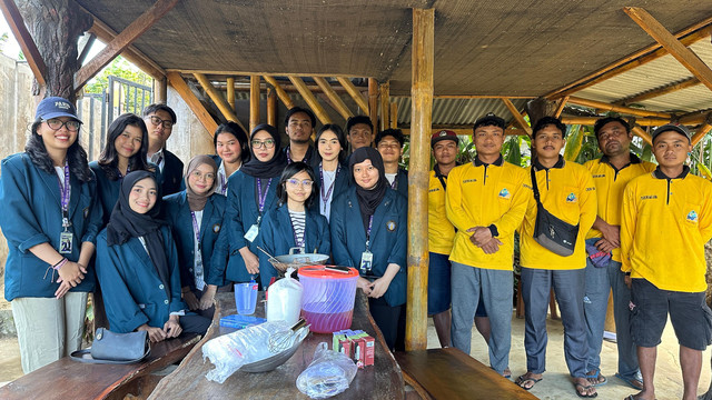 Pelatihan cara pembuatan lilin aroma terapi bersama di Wisata Gentong Mas, Sumber: Dokumentasi Pribadi