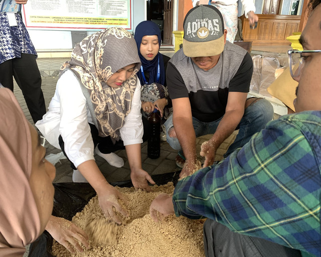 Dokumentasi Pribadi, Demonstrasi Pakan Ternak bersama Warga Aran-aran