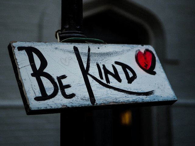 Sebuah papan betuliskan 'Be Kind' yang berarti bersikap baiklah. Foto: unsplash.com