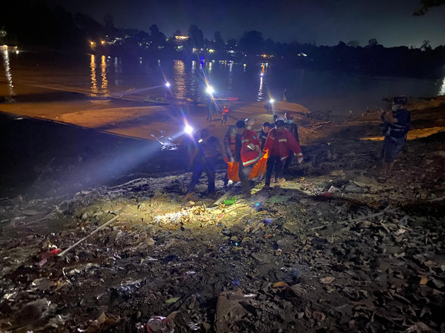 Proses evakuasi jenazah pelajar MAN 1 Sintang yakni Ali Akbar yang tenggelam di Sungai Melawi.(Foto: Ist)