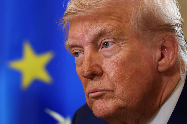 Presiden AS Donald Trump menyaksikan pertemuan dengan Presiden Komisi Eropa Ursula von der Leyen (tidak terlihat dalam foto) setelah pengumuman kesepakatan perdagangan antara AS dan UE di Turnberry, Skotlandia, Inggris,  27 Juli 2025. Foto: Evelyn Hockstein/REUTERS