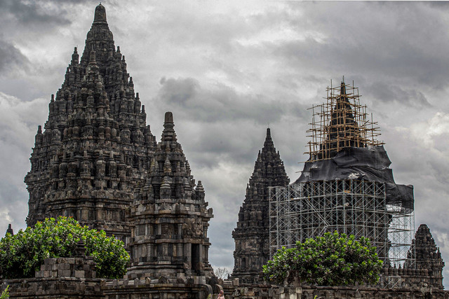 Pekerja revitalisasi Candi Nandi, salah satu candi di dalam kompleks Candi Prambanan, sebuah situs candi Hindu abad ke-9 yang diakui UNESCO sebagai Situs Warisan Dunia pada 30 Juli 2025.  Foto: Devi Rahman/AFP