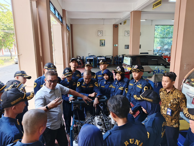 Praktikum Sistem Rem dan Mesin di Bengkel PKTJ(Sumber: Dokumentasi Pribadi)