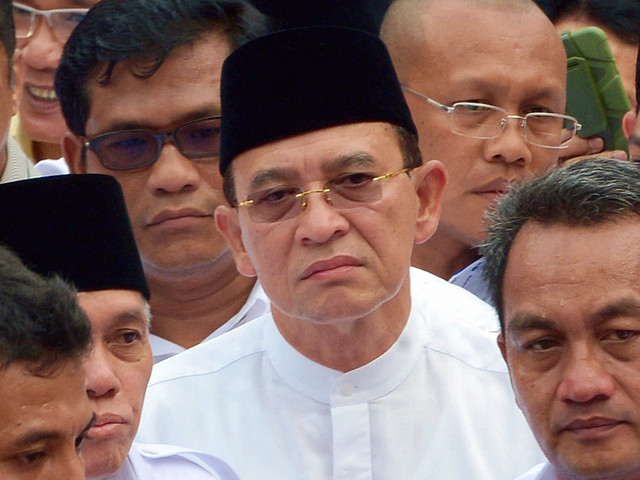 Foto yang diambil pada 20 Mei 2014 ini menunjukkan Suryadharma Ali, Menteri Agama Indonesia dan juga ketua Partai Persatuan Pembangunan (PPP), sedang berjalan menuju kantor Komisi Pemilihan Umum (KPU) di Jakarta. Foto: ADEK BERRY / AFP