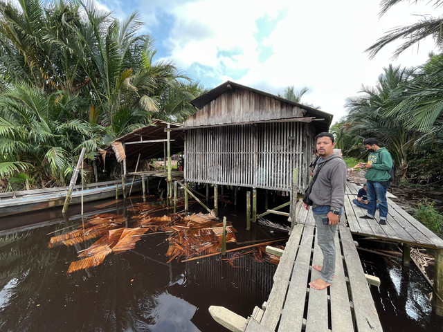 Kondisi garasi yang roboh usai dibersihkan warga. Foto: Rabiansyah/Hi!Pontianak.