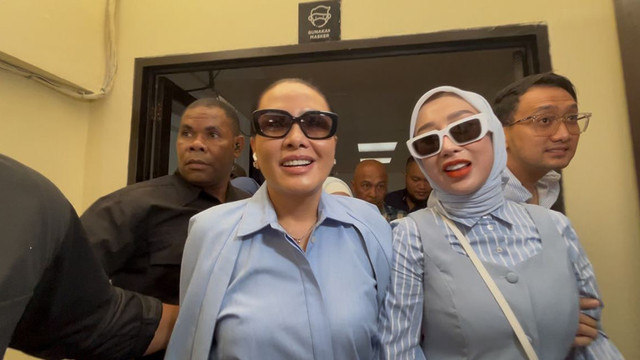 dr. Reza Gladys dan Fitri Salhuteru hadir dalam sidang kasus pengancaman dan pemerasan yang menjerat Nikita Mirzani, PN Jakarta Selatan, Kamis (31/7). Foto: Giovanni/kumparan