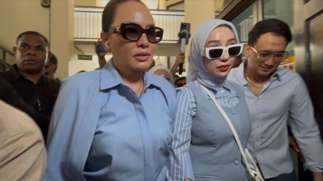 dr. Reza Gladys dan Fitri Salhuteru hadir dalam sidang kasus pengancaman dan pemerasan yang menjerat Nikita Mirzani, PN Jakarta Selatan, Kamis (31/7).  Foto: Giovanni/kumparan