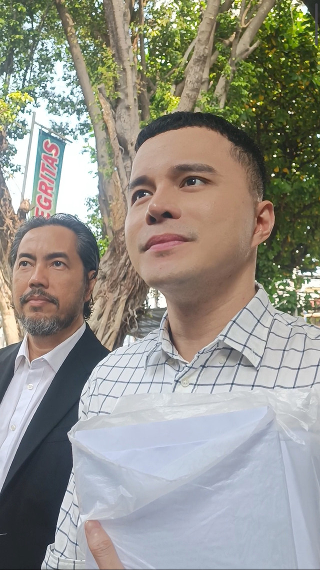 dr. Oky Pratama hadir sebagai saksi dalam sidang kasus pengancaman dan pemerasan yang menjerat Nikita Mirzani, PN Jakarta Selatan, Kamis (31/7).  Foto: Giovanni/kumparan