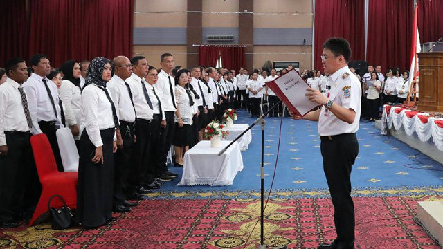 Wali Kota Manado, Andrei Angouw saat melantik Ketua Lingkungan se-Kota Manado. (foto: pemerintah kota Manado)