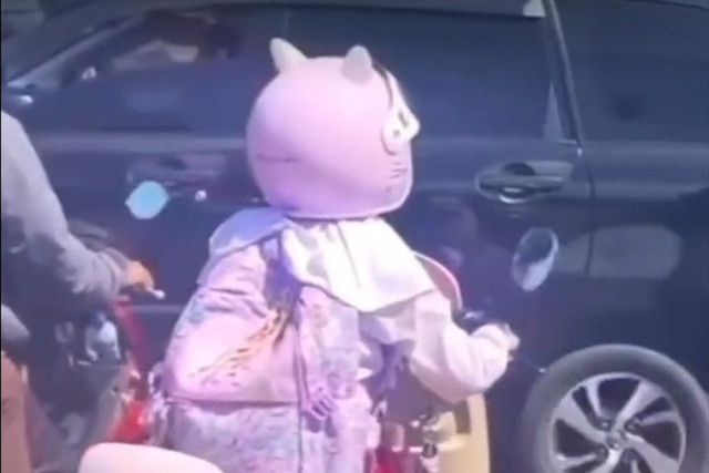 Seorang anak SD mengendarai sepeda listrik melintasi Jalan Raya di Kota Sukabumi. Foto: Dok. Istimewa