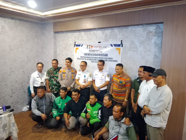 Jajaran Forum Komunikasi Pimpinan Kecamatam (Forkopimcam) dan jajaran Polres Kota Tangerang melakukan proses mediasi antara ojek pangkalan (opang) dan transportasi online. Foto: Dok. Polres Tangerang