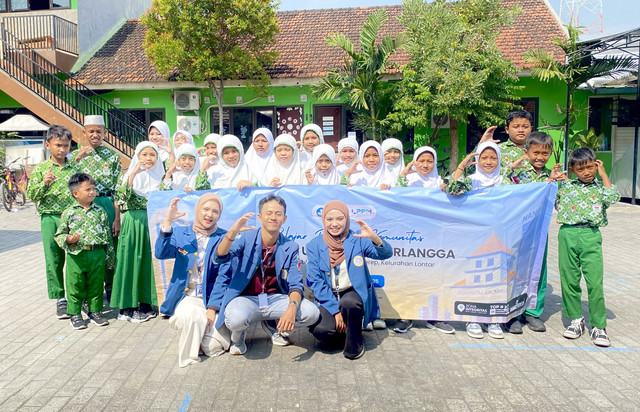 Edukasi Bahaya DBD, Tim KKN BBK 6 Unair Ajak Murid MI Nurul Huda Membuat Ovitrap