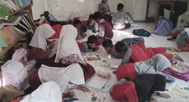 Sejumlah siswa mengikuti kegiatan belajar di lantai musala tanpa fasilitas meja dan kursi di SDN Karyajaya, Desa Sukaratu, Kecamatan Bojongpicung, Kabupaten Cianjur, Jawa Barat. Foto: Dok. Istimewa