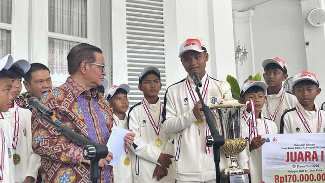 Gubernur DKI Jakarta Pramono Anung bersama Tim Sepak Bola Pelajar Jakarta U-12 yang menjuarai Dana Cup U-12 Denmark di Balai Kota DKI Jakarta, Gambir, Jakarta Pusat, Kamis (31/7/2025). Foto: Nasywa Athifah/kumparan