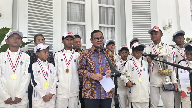Gubernur DKI Jakarta Pramono Anung bersama Tim Sepak Bola Pelajar Jakarta U-12 yang menjuarai Dana Cup U-12 Denmark di Balai Kota DKI Jakarta, Gambir, Jakarta Pusat, Kamis (31/7/2025). Foto: Nasywa Athifah/kumparan