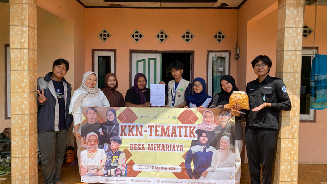 Mahasiswa IPB University melakukan penyerahan sertifikasi Nomor Induk Berusaha (NIB) kepada Ibu Nurhayati selaku pemilik UMKM keripik singkong dan talas di Desa Mekarjaya (Sumber: Dokumentasi pribadi KKNT-IPB University Desa Mekarjaya, Mande, Kab. Cianjur).