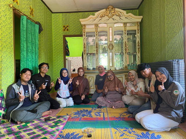 Mahasiswa KKN-T IPB University melakukan diskusi dengan salah satu pelaku UMKM di Desa Mekarjaya (Sumber: Dokumentasi pribadi KKNT-IPB University Desa Mekarjaya, Mande, Kab. Cianjur).