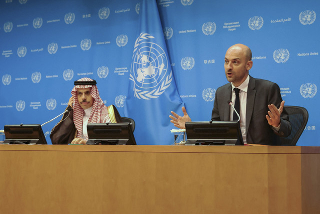 Menteri Luar Negeri Arab Saudi Faisal bin Farhan Al-Saud dan Menteri Luar Negeri Prancis Jean-Noel Barrot, sebagai co-chair saat konferensi internasional tingkat tinggi PBB di New York, Amerika Serikat, Kamis (31/7/2025). Foto: Kylie Cooper/Reuters