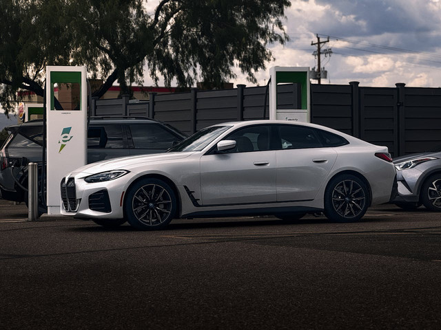 Ilustrasi tips membeli mobil listrik. Foto: Pexels