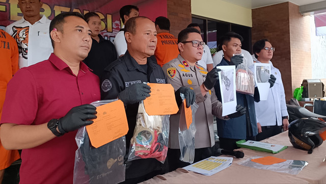 Polisi menunjukkan barang bukti dan tersangka WN Uzbekistan Evgeniy Viktorovich Pak (33) dihadirkan dalam jumpa pers di Polresta Denpasar, Kamis (31/7). Foto: Denita BR Matondang/kumparan