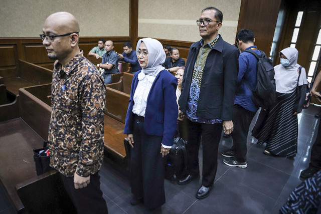 Tersangka korupsi kerja sama usaha dan akuisisi PT Jembatan Nusantara oleh PT ASDP Indonesia Ferry Harry Muhammad (kiri), Ira Puspadewi, Yusuf Hadi (ketiga kanan) bersiap mengikuti sidang lanjutan di Pengadilan Tipikor, Jakarta, Kamis (31/7/2025). Foto: Iqbal Firdaus/kumparan