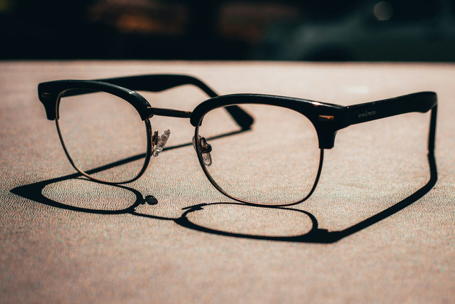 Ilustrasi kacamata. Foto: Unsplash