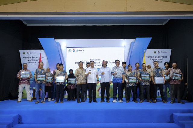 (kiri-kanan) Direktur Public Affairs PT Djarum Heru Budiyanto, Gubernur Jateng Ahmad Luthfi, Bupati Temanggung Agus Setyawan, GM Community Development PT Djarum Achmad Budiharto foto bersama penerima program RSLH PT Djarum di Kab. Temanggung. Foto: Dok. Istimewa