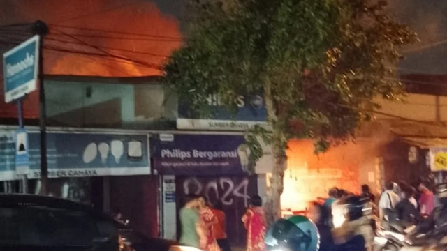 Suasana kebakaran ruko Gold Chick di Kota Depok, pada Rabu, 30 Juli 2025. Foto: Instagram/ @depokfirerescue113