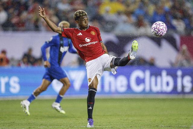 Pemain Manchester United Amad Diallo berusaha mengontrol bola saat melawan AFC Bournemouth pada pertandingan pramusim bertajuk Premier League Summer Series di Soldier Field, Chicago, Amerika Serikat, Rabu (30/7/2025). Foto: Kamil Krzaczynski/AFP