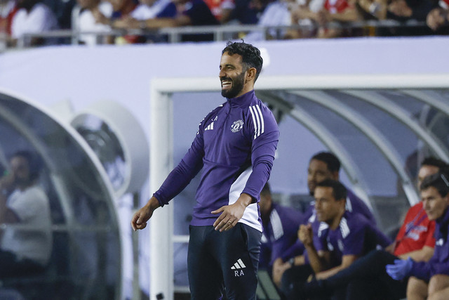 Pelatih Manchester United Ruben Amorim menyampaikan intruksi kepada pemainnya saat laga melawan AFC Bournemouth pada pertandingan pramusim bertajuk Premier League Summer Series di Soldier Field, Chicago, Amerika Serikat, Rabu (30/7/2025). Foto: Kamil Krzaczynski/AFP