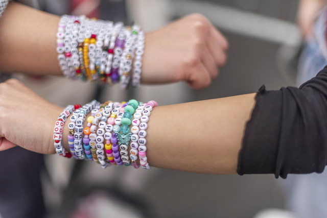 Friendship bracelet bukan hanya sebagai simbol persahabatan, tapi juga memiliki manfaat lain yang bermanfaat bagi kesehatan mental.  Foto: Shutterstock