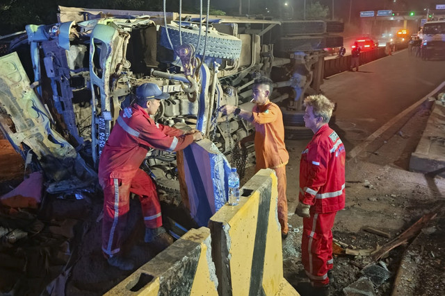 Kecelakaan truk timpa mobil di exit Tol Karawang Barat, Selasa (30/7/2025). Foto: Dok. Istimewa