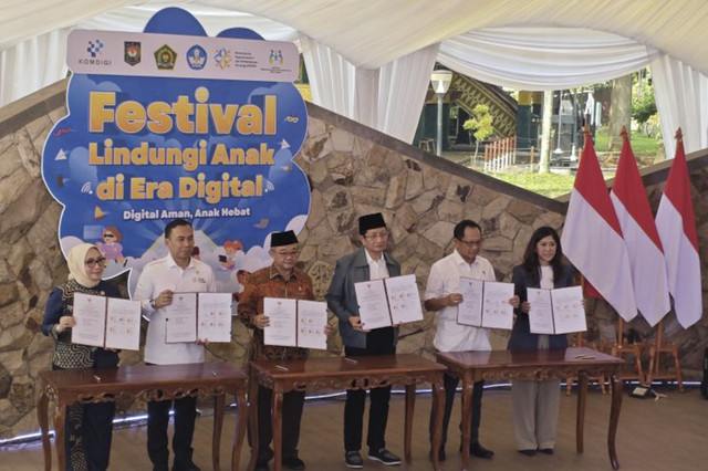 Penandatanganan nota Kesepahaman tentang Rencana Aksi Implementasi PP No. 17 Tahun 2025 tentang Tata Kelola Penyelenggaraan Sistem Elektronik dalam Pelindungan Anak untuk Penguatan Pelindungan Anak di Taman Mini Indonesia Indah (TMII), Jakarta Timur. Foto: Farhan Arda Nugraha/ANTARA