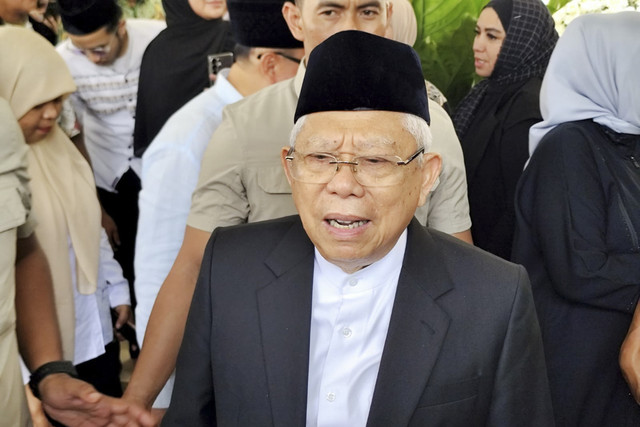 Wapres ke-13 RI, Ma'ruf Amin, dan suasana rumah duka Mantan Menteri Agama, Suryadharma Ali. Foto: Rachmadi Rasyad/kumparan