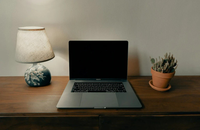 Ilustrasi laptop tahan banting 2025. Foto: Unsplash