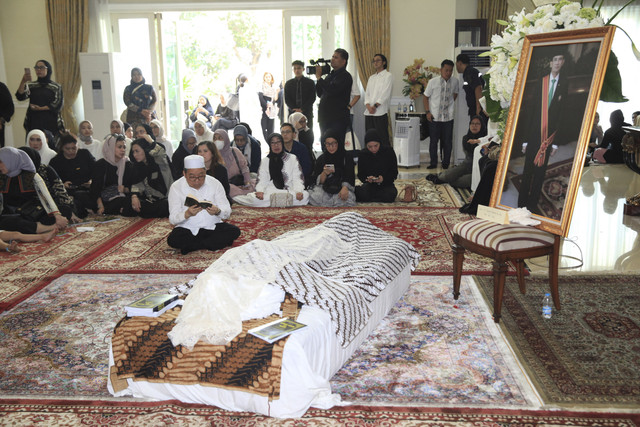 Suasana rumah duka mantan Menteri Agama Suryadharma Ali yang dihadiri sejumlah kerabat dan tokoh di kawasan Cipinang Cepedak, Jakarta, Kamis (31/7/2025). Foto: Reno Esnir/ANTARA FOTO