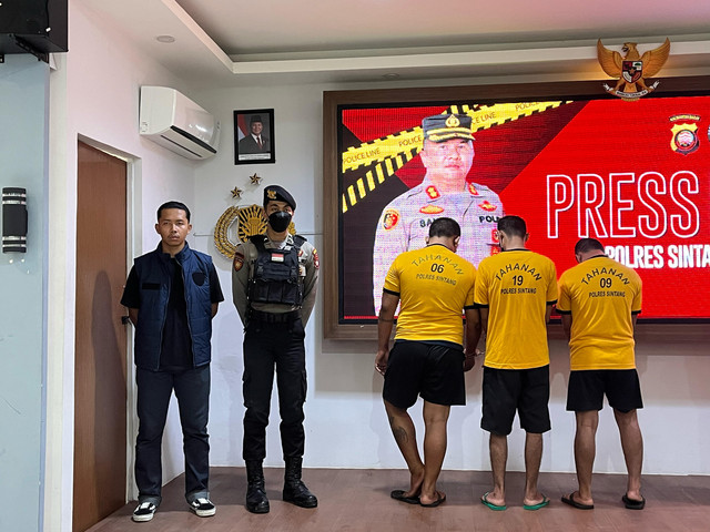 Tiga tersangka pencurian excavator milik Kamsariyanto yang ditahan Polres Sintang.(Foto: Yus/Hi! Pontianak)