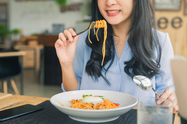 Ilustrasi makan pasta bikin bahagia. Foto: Shutterstock