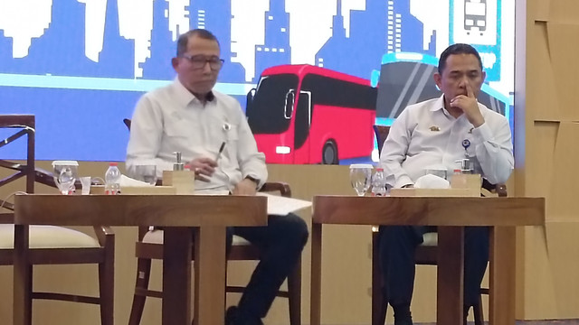 Direktur Lalu Lintas dan Angkutan Kereta Api Kementerian Perhubungan (Kemenhub), Arif Anwar (kanan) menghadiri acara press background Integrasi Transportasi Sektor Darat dan Perkeretaapian di Kantor Kemenhub, Jakarta, Kamis (31/7). Foto: Muhammad Fhandra/kumparan