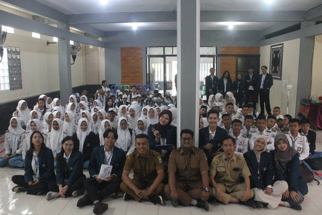 Gambar 1 : Foto bersama Kelompok 74 FBD FISIP UB dengan Guru dan Murid dari SMKN 1 Wonosari (Sumber : Penulis)