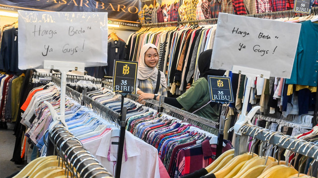 Calon pembeli melihat pakaian bekas yang dijual di Pasar Baru, Jakarta, Kamis (31/7/2025). Foto: ANTARA FOTO/Rivan Awal Lingga