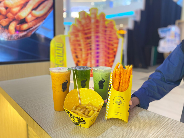 Dum Dum Thai Drinks dan camilan kentang Montato di store Montato Gaia Bumi Raya City Mall, Kubu Raya, Kalimantan Barat. Foto: Alycia Tracy Nabila/Hi!Pontianak