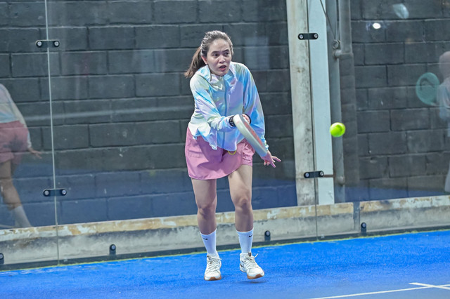 Melanie Saskia saat bermain padel di kawasan Jakarta. Foto: Dok. Pribadi