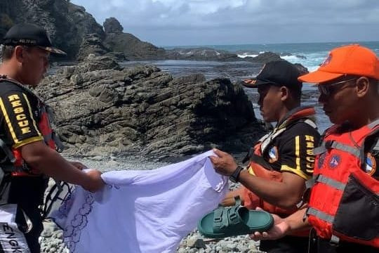 Mukena dan sandal milik perempuan asal Pondok Ranggon, Jakarta Timur, bernama Azka Nurfadillah yang hilang di sekitar Pantai Siung, Kabupaten Gunungkidul. Foto: Dok. Satlinmas Rescue Istimewa Wilayah Operasi I