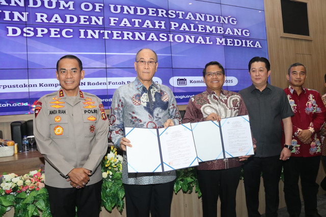 Kapolda Sumsel Irjen Pol Andi Rian R. Djajadi saat menyaksikan MoU antara UIN Raden Fatah dan PT DSPEC Internasional Medika Sumsel di Auditorium UPT Perpustakaan Kampus B UIN Raden Fatah Jakabaring, Kamis (31/7/2025). Foto : Humas Polda Sumsel