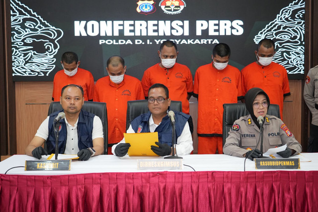 Ditreskrimsus Polda DIY menangkap 5 orang pelaku judi online di sebuah rumah kontrakan di Kapanewon Banguntapan, Kabupaten Bantul. Foto: Polda DIY